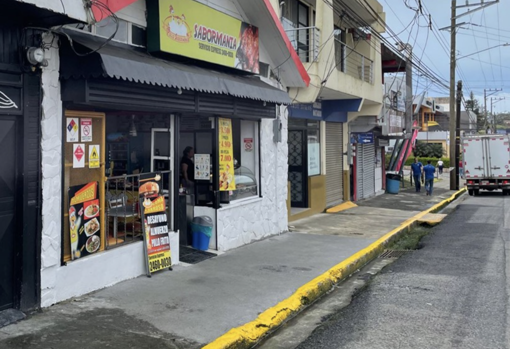 Ligne jaune sur un trottoir au Costa Rica